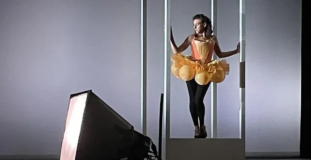 photo  mélanie le moine a raconté le baroque pendant le ballet tusitala, dansé par la compagnie de l’éventail, le vendredi 25 août à sablé.  &copy;  le maine libre 