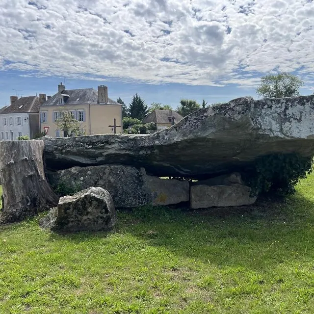 photo le mégalithe de torcé-en-vallée serait soit un palet lancé par gargantua, soit un lieu de repos pour le géant.  ©  yanne boloh