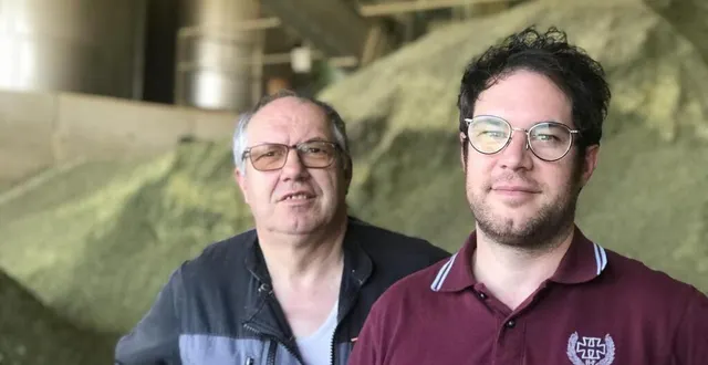 photo  michel pottier et son fils, alex pottier, veillent au bon déroulement du processus de fabrication de l’huile de colza dans l’usine norhuil à passais-villages (orne).  &copy;  ouest-france 