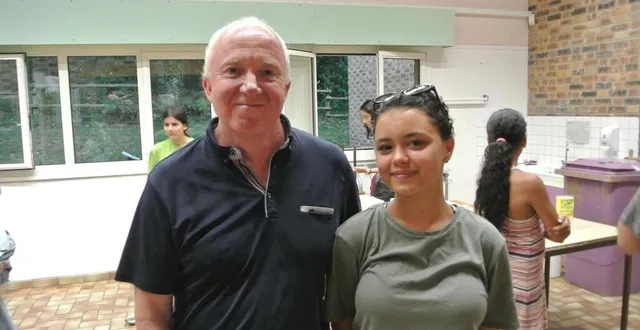 photo  jean-pierre marti, responsable du secteur enfance et directeur des centres de loisirs, avec mélissa, 15 ans, qui fréquente le centre des étangs-chauds depuis six ans.  &copy;  ouest-france 
