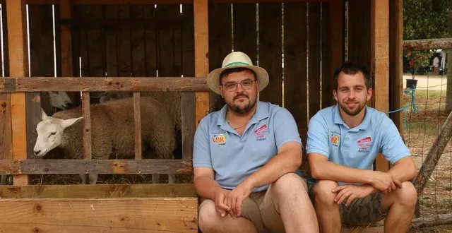 photo  les jeunes agriculteurs fabien et antonin veulent défendre les couleurs de la terre et de l’agriculture.  &copy;  ouest-france 