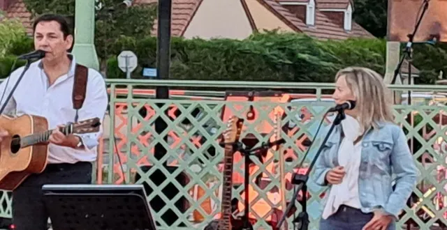 photo  depuis le 7 juillet, des concerts gratuits et organisé par la mairie ont lieu au kiosque de rue de la vaudelle. l’avant-dernier rendez-vous de cet événement nommé « l’été musical du kiosque » s’est déroulé vendredi. les groupes jo’line (chanson française) et wet shirts (rock) ont joué sur la scène octogonale. un food truck propose sur place des crêpes et des galettes au public. le dernier concert se tiendra vendredi 8 septembre avec le groupe de pop, groove, rock call me daddy.  &copy;  ouest-france 