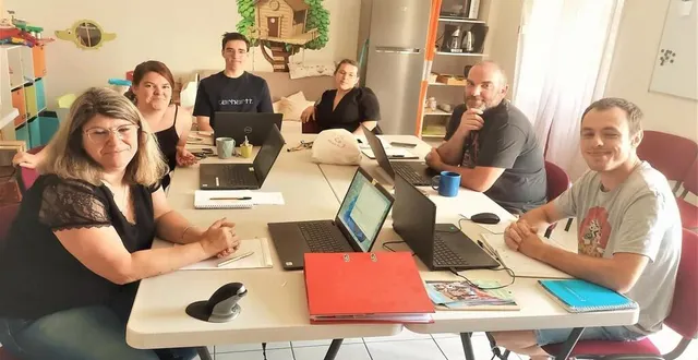 photo  les professionnels et les bénévoles de la ruche rappellent que l’asso’s en fête, c’est-à-dire le forum des associations, aura lieu samedi prochain.  &copy;  ouest-france 