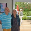 photo francine gouhier et son ami peintre jean-pierre cavanna, devant une de ses toiles et la magnifique terrasse qui donne sur le vallon.