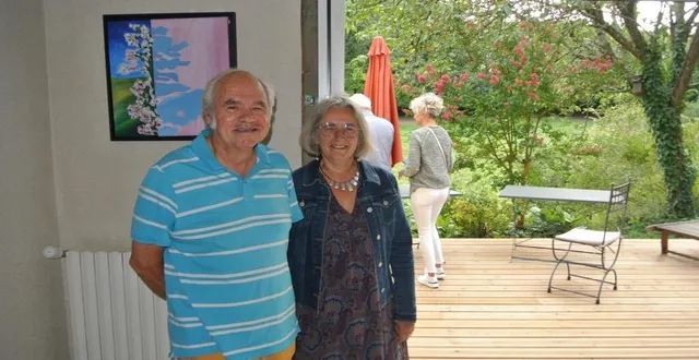 photo  francine gouhier et son ami peintre jean-pierre cavanna, devant une de ses toiles et la magnifique terrasse qui donne sur le vallon.  &copy;  ouest-france 
