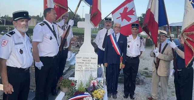 photo  au cimetière, la tombe du jeune sergent canadien a été fleurie.  &copy;  ouest-france 