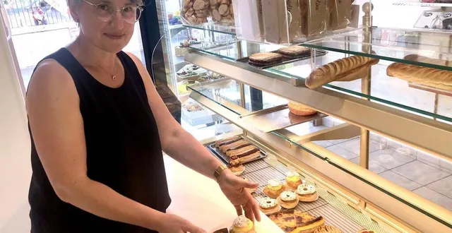 photo  la boulangère hélène et ses deux « musts » absolus dans les ventes : part de flan et chou à la crème.   &copy;  le maine libre 