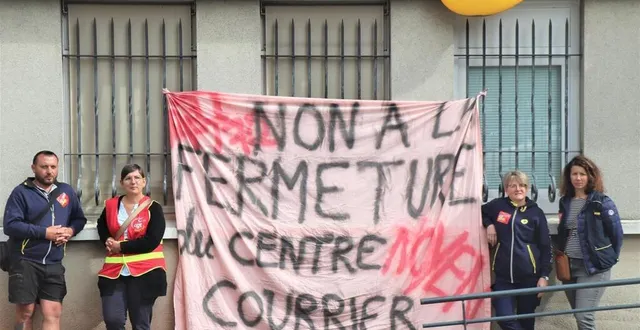 photo  les facteurs de noyen-sur-sarthe sont en grève depuis ce lundi 28 août 2023 s’opposent à la délocalisation du centre courrier de noyen-sur-sarthe.  &copy;  ouest-france 