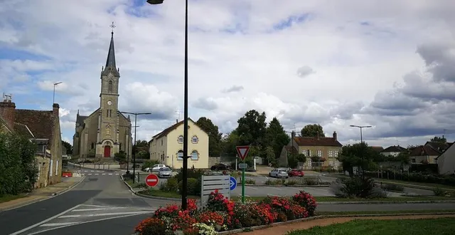 photo  actuellement, un usager qui accède à la place de l’eglise par cet axe doit céder le passage ; à partir du 15 septembre, il deviendra prioritaire.  &copy;  ouest-france 