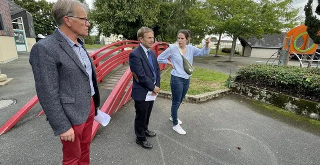 photo  andré lecoeur, responsable du patrimoine bâti de la ville et de la communauté urbaine d’alençon, joaquim pueyo, maire d’alençon, et coline gallerand, conseillère municipale en charge de la jeunesse, dans la cour de l’école albert-camus.  &copy;  ouest-france 