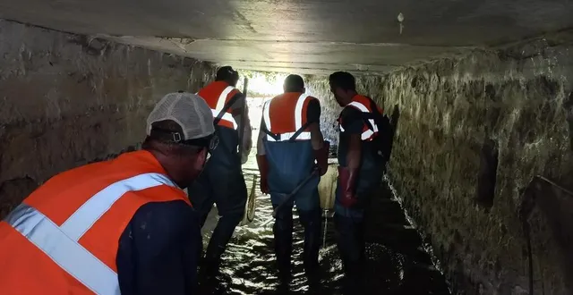 photo  huit bénévoles des fédérations de pêche de l'orne et du calvados ainsi que olivier houdayer, technicien rivière de flers agglo ont procédé à une pêche électrique de poissons sauvages sous l'ancien parking de faurecia à flers, dans l'orne  &copy;  olivier houdayer 