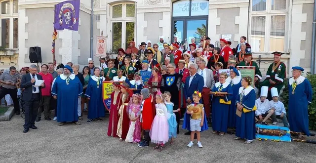 photo  à l’occasion de la 393e édition de la fête du chausson aux pommes à saint-calais (sarthe), la chatelaine, le chatelain et les enfants de la cour mèneront la grande parade dans les rues du centre-ville accompagnés des confréries et de nombreux intervenants  &copy;  . ouest-france 