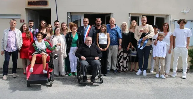photo  devant la mairie, ginette et jean monthulé (au centre), entourés de leurs enfants, petits-enfants et arrière-petit-fils.  &copy;  ouest-france 