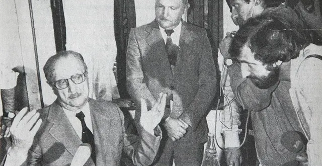 photo  le 30 juillet 1979, henri lelièvre, sous le regard de son fils michel, donnait une conférence de presse au colinet.  &copy;  archives le maine libre 
