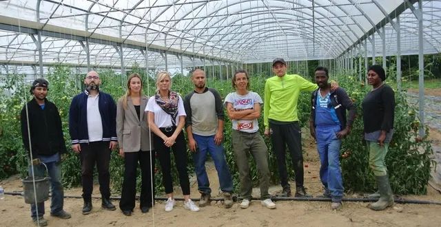 photo  bérengère robin (4e à gauche), responsable du pôle solution emploi de tarmac avec à sa gauche, salomé désile, chargée de communication et benjamin sichez, assistant commercial, entourés de virginie et quelques jardiniers, sous les serres de la futaie, à rouillon (sarthe).  &copy;  ouest-france 