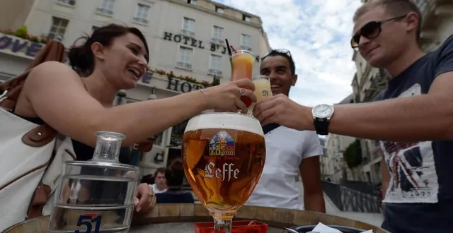 photo  les clients de cette première fête de la bière fertoise pourront se réunir autour de grandes tables.  &copy;  photo archives co josselin clair 