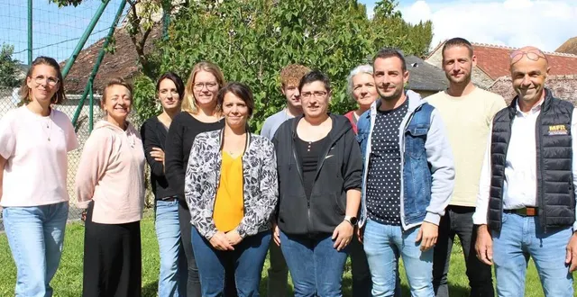 photo  l’équipe presque au complet de la mfr de trun (orne) : moniteurs, maîtresse de maison, agents, surveillants, encadrés par le directeur vincent lebreton (à droite) et son assistante charline niéto (à gauche).  &copy;  ouest-france 