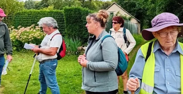photo  l’association les trois a de montabard a organisé, dimanche, une journée détente, ce dimanche : balade du côté des rotours, pique-nique au bord du lac de rabodanges, puis fin de promenade à sainte-croix-sur-orne. pendant la randonnée les marcheurs devaient résoudre un quiz sur les puits des différents hameaux. une trentaine de participants ont profité de cette journée..  &copy;  ouest-france 