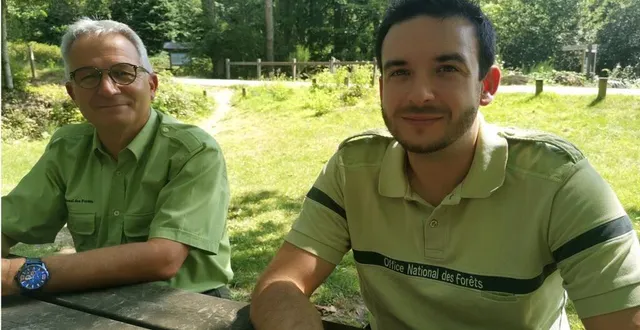 photo  julien lecornué (à droite) rejoint l’équipe des techniciens forestiers de l’office national des forêts, à bercé.  &copy;  ouest-france 
