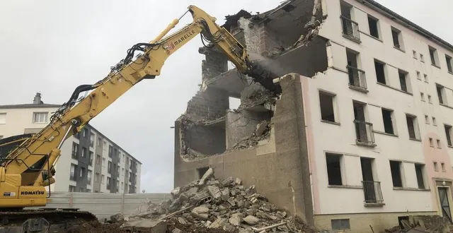photo  au quartier saint-michel à flers, dans l’orne, 48 logements dans le bâtiment les rubis ont été détruits, le 31 janvier 2023.  &copy;  archives ouest-france 