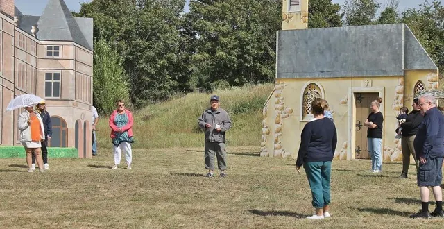 photo  les comédiens amateurs au milieu du décor, dimanche 27 août 2023, à précigné, pour la dernière répétition de jour du spectacle son et lumière.  &copy;  ouest-france 