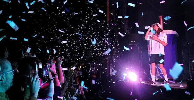 photo  dans le parc du château de sablé-sur-sarthe, lujipeka, le rappeur rennais tête d’affiche de pop au parc, avait devant lui un public tout acquis à son talent.  &copy;  ouest-france 