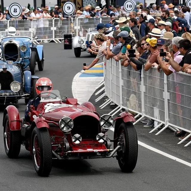 photo 235 000 spectateurs sont venus admirer les bolides d’antan rugir sur le circuit du mans, du vendredi 30 juin au dimanche 2 juillet 2023. ici, le passage d’une auto du plateau 1 (voitures de 1923 à 1939) lors des essais le vendredi.  ©  marc ollivier/ouest-france