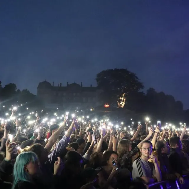 photo quand lujipeka a demandé au public de mettre ses smartphones en mode torche, le parc du château de sablé-sur-sarthe s’est illuminé.  ©  ouest-france
