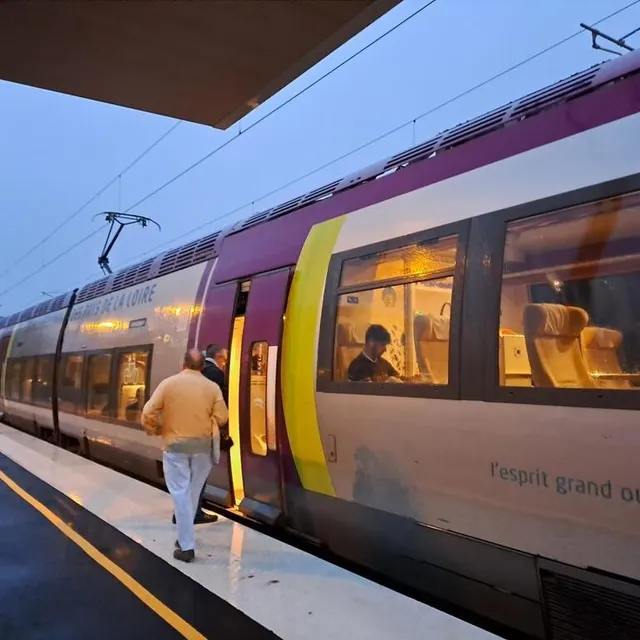 photo 6h54 du matin, lundi 28 août 2023 : le premier passager monte à bord du train qui dessert la toute nouvelle halte ferroviaire le mans - hôpital - université.  ©  ouest-france
