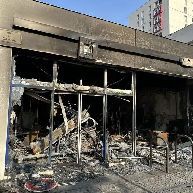 photo la poste du quartier des sablons a été totalement ravagée par les flammes, dans la nuit du jeudi 29 au vendredi 30 juin 2023.  ©  ouest-france
