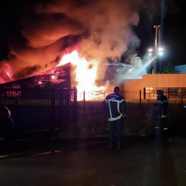 photo l’incendie qui s’est déclaré dans l’usine de plastique sph à la flèche (sarthe), dimanche 23 juillet 2023, n’a fait aucun blessé. le feu a en revanche généré une épaisse colonne de fumée et de fortes odeurs de plastique brûlé.  ©  ouest-france