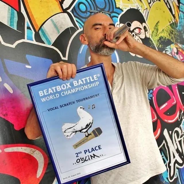 photo yvan jouatel, alias o’slim, avec son trophée rapporté des championnats du monde de beatbox à berlin (allemagne).  ©  ouest-france