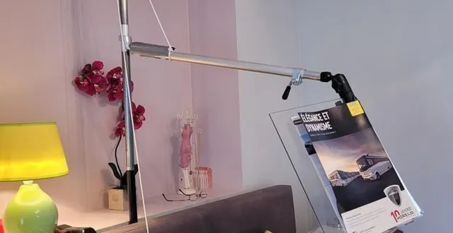 photo  « le liseur », une des dernières inventions de pierre, à l’état de prototype actuellement, ici utilisé par jacqueline, son épouse. pierre a été plusieurs fois médaillé du concours lépine et lors du salon international des inventions de genève.  &copy;  ouest-france 