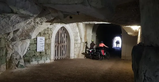 photo  des portions en troglo – comme la fameuse rue du commerce à souzay-champigny – font déjà partie de l’itinéraire de la loire à vélo.  &copy;  co 