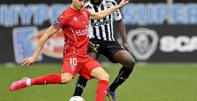 photo  zinédine ferhat lorsqu’il évoluait à nîmes (2019-2022), ici contre le sco.  &copy;  ouest-france 
