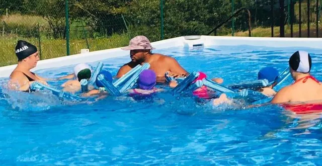 photo  matthieu vayeratta, maître nageur sauveteur, apprend aux enfants à être à l’aise dans l’eau et à nager.  &copy;  le maine libre 