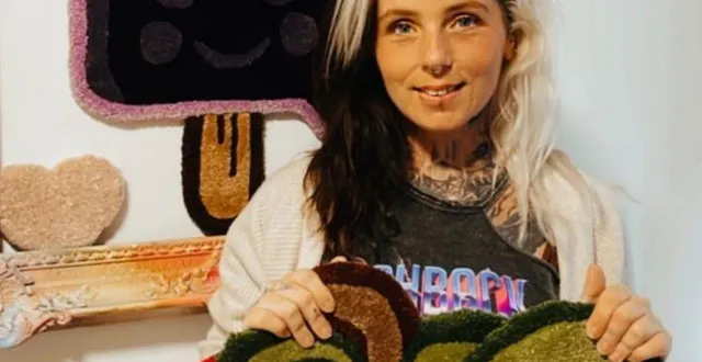 photo  rachel scharff expose actuellement au bar du village de saint-georges-du-rosay.  &copy;  le maine libre 