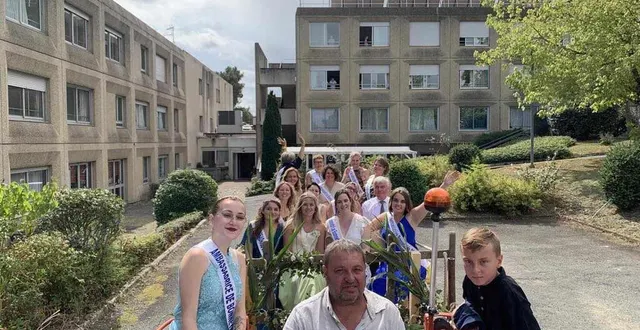 photo  les ambassadrices ont animé la ville et enchanté les résidents de la maison de retraite.  &copy;  le maine libre 