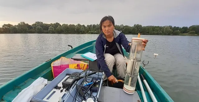 photo  anne-marie lançon procède aux analyses du lac de la monnerie, à la flèche, depuis une vingtaine d’années.  &copy;  le maine libre 