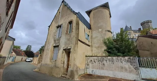 photo  « la maison du bailli » dans le village de montmirail date du xve siècle.  &copy;  ouest-france 