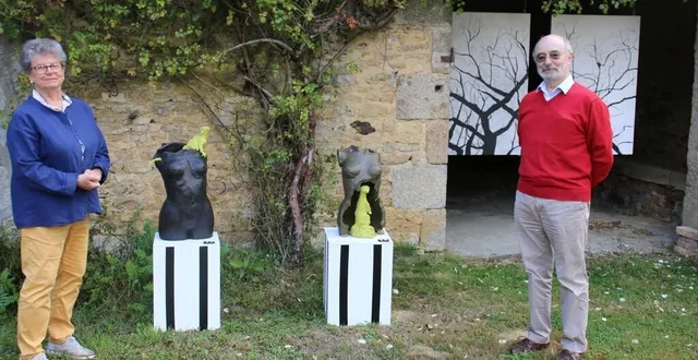 photo  au manoir, isabelle contraires-bourlaud et guy bourlaud devant leurs peintures et sculptures.   &copy;  le maine libre 