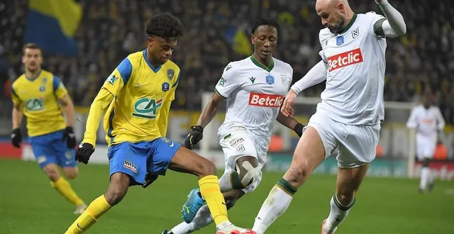 photo  alan virginius (en jaune), à l’époque où il jouait à sochaux.  &copy;  afp 