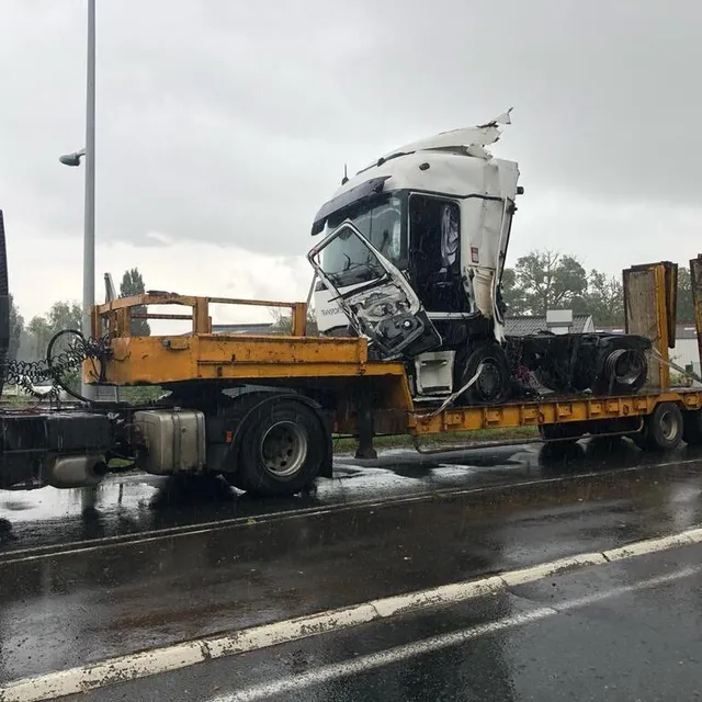 photo d’après nos informations, le camion s’est retrouvé bloqué sur la voie ferrée.  ©  ouest-france