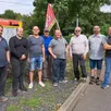 photo  pascal mahé (avec le drapeau), le secrétaire général de l’union locale cgt du haut-anjou, et des représentants syndicaux des entreprises du secteur. 