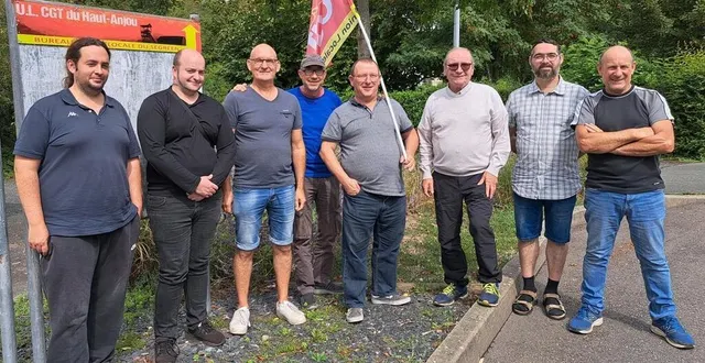 photo  pascal mahé (avec le drapeau), le secrétaire général de l’union locale cgt du haut-anjou, et des représentants syndicaux des entreprises du secteur.  &copy;  ouest-france 