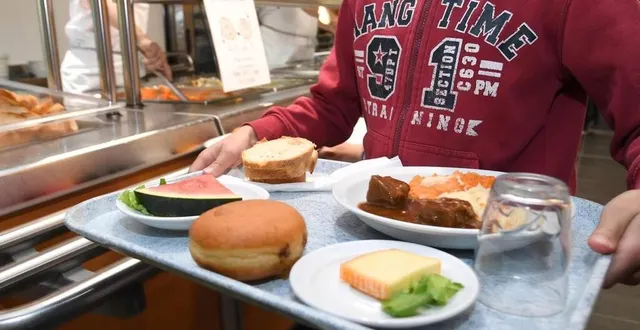 photo  l’affaire divise un village du maine-et-loire. la cantinière de l’école a été licenciée pour avoir fait manger gratuitement son fils à la cantine.  &copy;  archives d’illustration co - 
