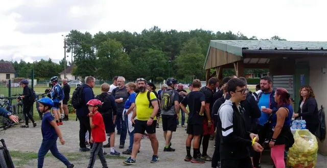 photo  beaucoup de monde à la rando.  &copy;  le maine libre 