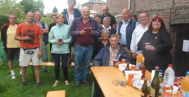photo  pascal rainfroy a remis un pot de miel à chaque famille de jardiniers.  &copy;  ouest-france 