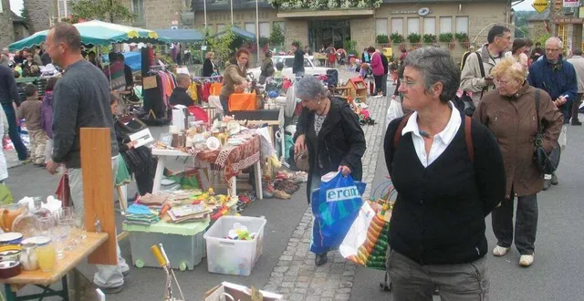 photo  vendeurs et chineurs ont rendez-vous à bazouges ce dimanche 3 septembre.  &copy;  archives ouest-france 