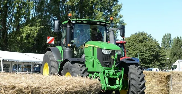 photo  les plus jeunes pourront monter sur un tracteur au tarif de 2 €.  &copy;  le maine libre 